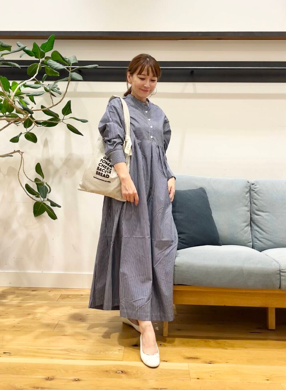 ホワイト系のバレエシューズ、ブルー系のワンピース、グレー系のトートバッグを着用したレディースの夏コーディネートの5枚目の写真