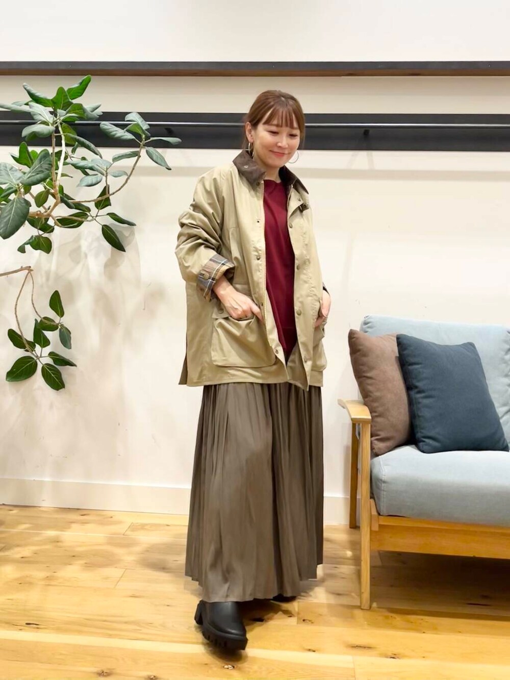 ブラック系のブーツ、レッド系のニット/セーター、ブラウン系のハンドバッグを着用したレディースの秋コーディネートの6枚目の写真