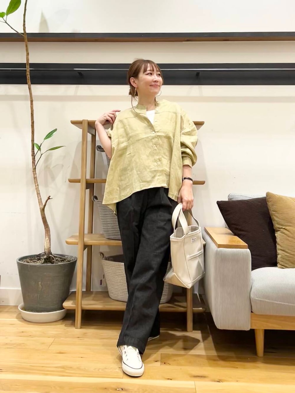 「doors、低身長コーデ、40代、骨格ストレート、イエベ春、ストレート×イエベ春、ストレート×イエベ、新作スニーカーコーデ、シャツが主役の春コーデ」｜「URBAN RESEARCH DOORSのリネンカーブスリーブブラウス（シャツ/ブラウス、イエロー系）」を使った、+++ゆき+++さん（レディース・151cm）の春コーディネートの4枚目の写真