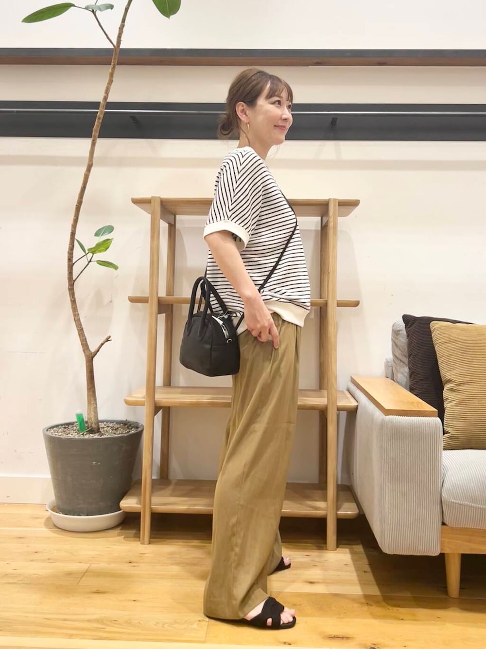 「doors、低身長コーデ、40代、骨格ストレート、イエベ春、ストレート×イエベ春、ストレート×イエベ、一枚で決まるtシャツ」｜「URBAN RESEARCH DOORSの『一部WEB限定カラー』セパレートフラットサンダル（サンダル、ブラック系）」を使った、+++ゆき+++さん（レディース・151cm）の夏コーディネートの4枚目の写真