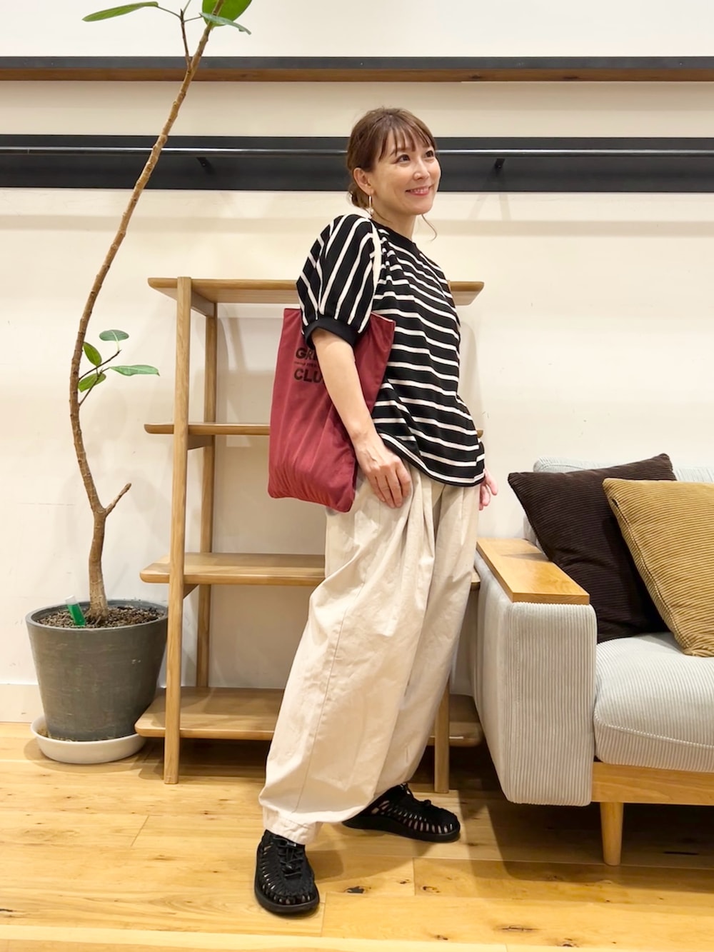 「小物で作る初秋コーデ、大人コーデ、お出かけコーデ、イエベ、イエベ春、骨格ストレート」｜「URBAN RESEARCH DOORSのブークレボーダープルオーバー（Tシャツ/カットソー、ブラック系）」を使った、+++ゆき+++さん（骨格ストレート・レディース・151cm）の秋コーディネートの2枚目の写真