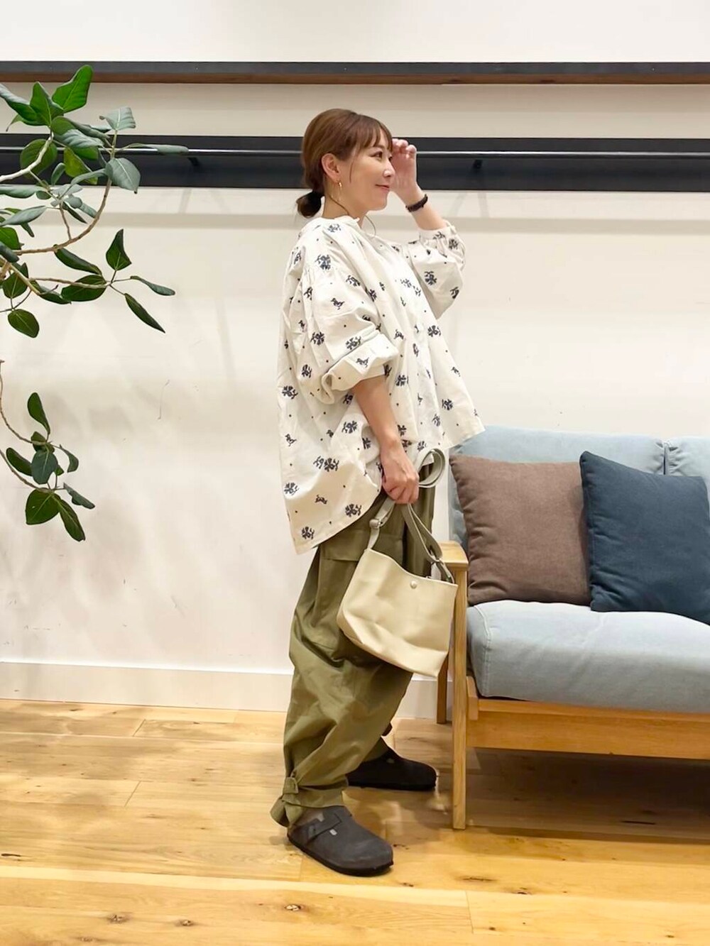 ベージュ系のショルダーバッグ、グリーン系のその他パンツ、ブラック系のサンダルを着用したレディースの秋コーディネートの5枚目の写真