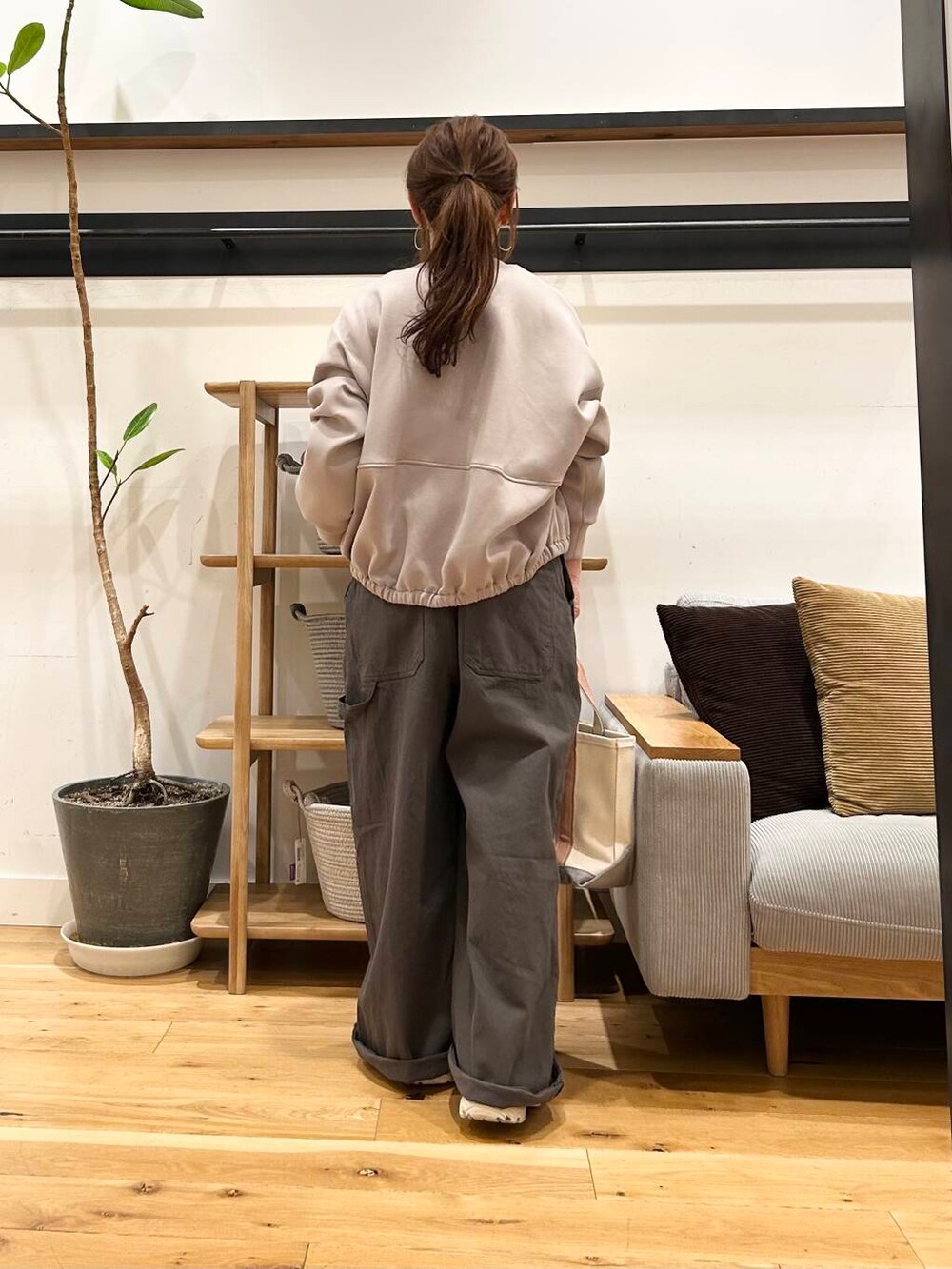 「doors、低身長コーデ、40代、骨格ストレート、イエベ春、ストレート×イエベ春、ストレート×イエベ、新作スニーカーコーデ、最旬スウェットコーデ」｜「NIKEのNIKE　TC7900（スニーカー、ホワイト系）」を使った、+++ゆき+++さん（レディース・151cm）の春コーディネートの6枚目の写真