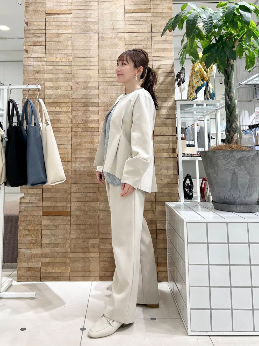 「セレモニースタイル、doors、低身長コーデ、40代、骨格ストレート、イエベ春、ストレート×イエベ春、ストレート×イエベ、ブラウスが主役の春コーデ」|「SENSE OF PLACE by URBAN RESEARCHのハーフムーンバッグ(ショルダーバッグ、ベージュ系)」を使った、+++ゆき+++さん(レディース・151cm)の春コーディネートの4枚目の写真