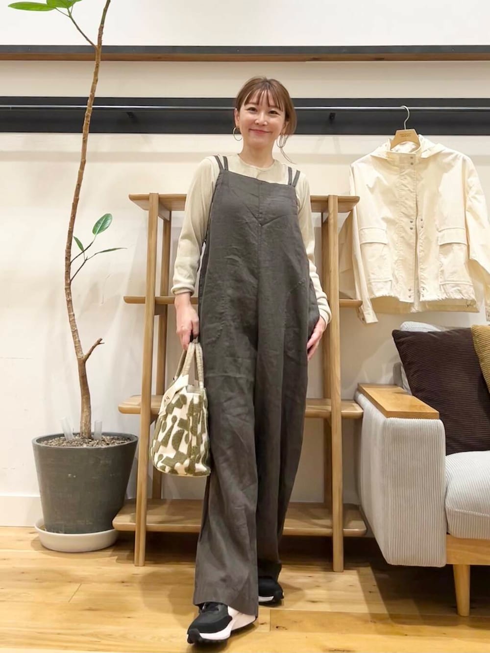 「doors、低身長コーデ、40代、骨格ストレート、イエベ春、ストレート×イエベ春、最旬スニーカーコーデ、ストレート×イエベ」｜「URBAN RESEARCH DOORSのショート丈マウンテンパーカー（マウンテンパーカー、ホワイト系）」を使った、+++ゆき+++さん（レディース・151cm）の春コーディネートの3枚目の写真