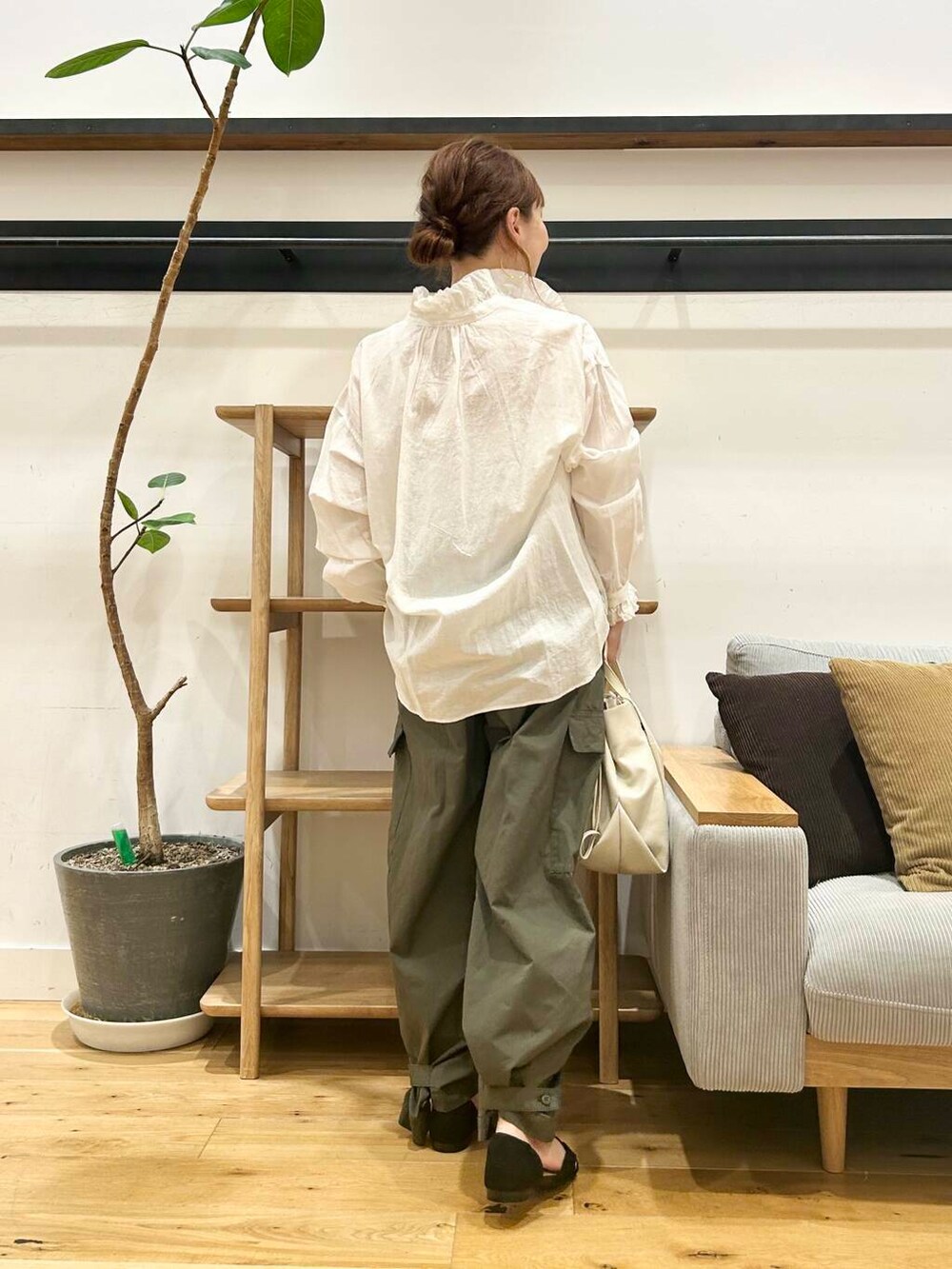 ブラック系のサンダル、ホワイト系のシャツ/ブラウス、ホワイト系のショルダーバッグを着用したレディースの夏コーディネートの5枚目の写真