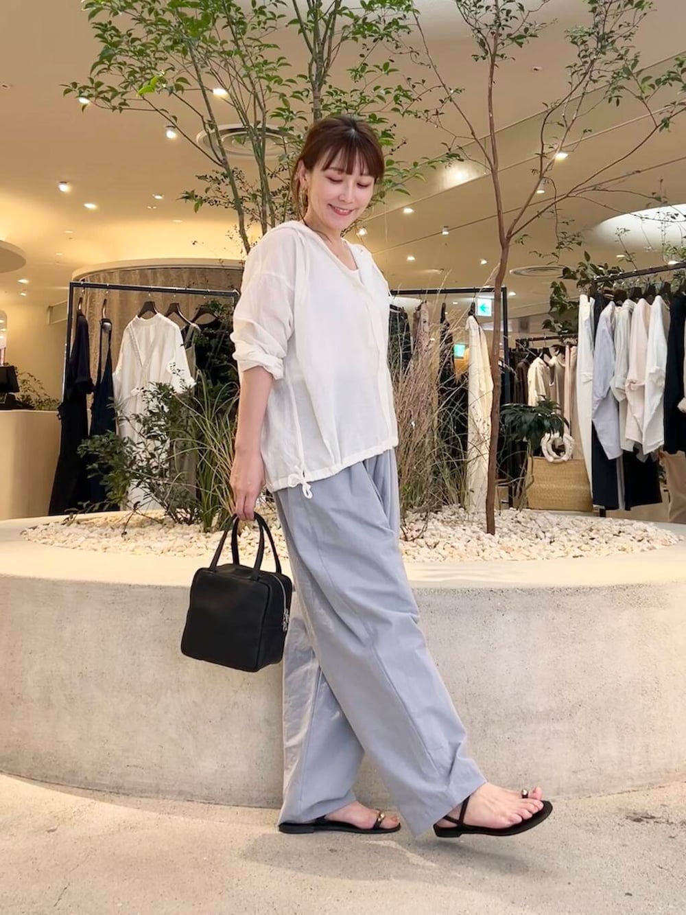 「シャツスタイル、doors、低身長コーデ、40代、骨格ストレート、イエベ春、ストレート×イエベ春、ストレート×イエベ、洒落見えイージーパンツ×サンダル」｜「NICOLAS LAINASの『別注』NICOLAS LAINAS×URBAN RESEARCH　リングサンダル（サンダル、ブラック系）」を使った、+++ゆき+++さん（レディース・151cm）の夏コーディネートの5枚目の写真