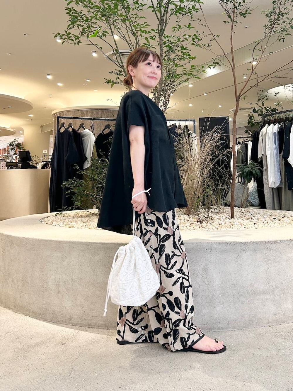 「doors、低身長コーデ、40代、骨格ストレート、イエベ春、ストレート×イエベ春、ストレート×イエベ、リネン着こなし術、夏の涼しげパンツコーデ」｜「かぐれのコットンリネンプリントイージーパンツ（その他パンツ、ベージュ系）」を使った、+++ゆき+++さん（レディース・151cm）の夏コーディネートの2枚目の写真