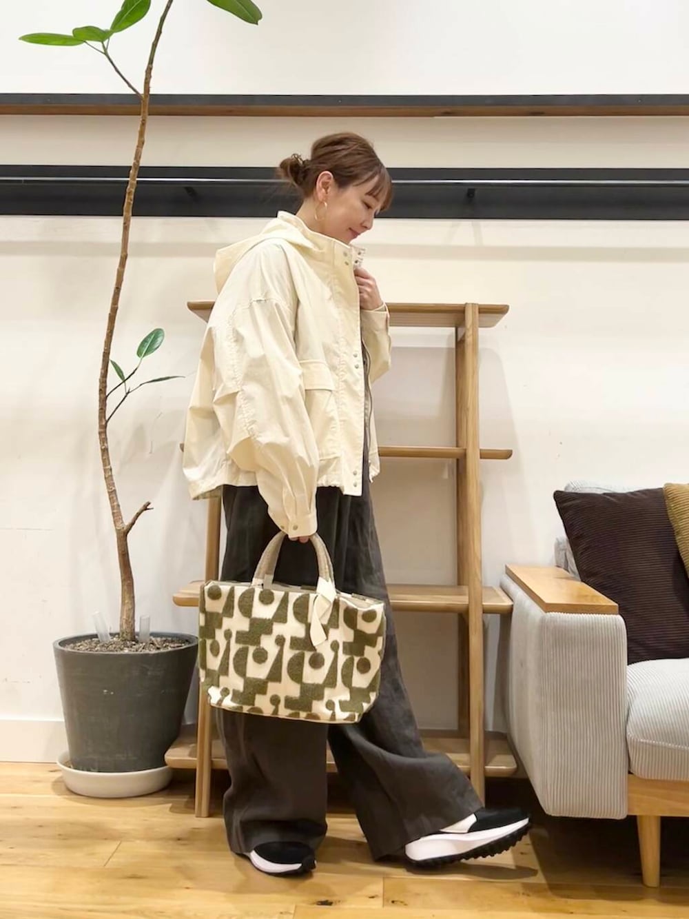 「doors、低身長コーデ、40代、骨格ストレート、イエベ春、ストレート×イエベ春、最旬スニーカーコーデ、ストレート×イエベ」｜「URBAN RESEARCH DOORSのショート丈マウンテンパーカー（マウンテンパーカー、ホワイト系）」を使った、+++ゆき+++さん（レディース・151cm）の春コーディネートの7枚目の写真
