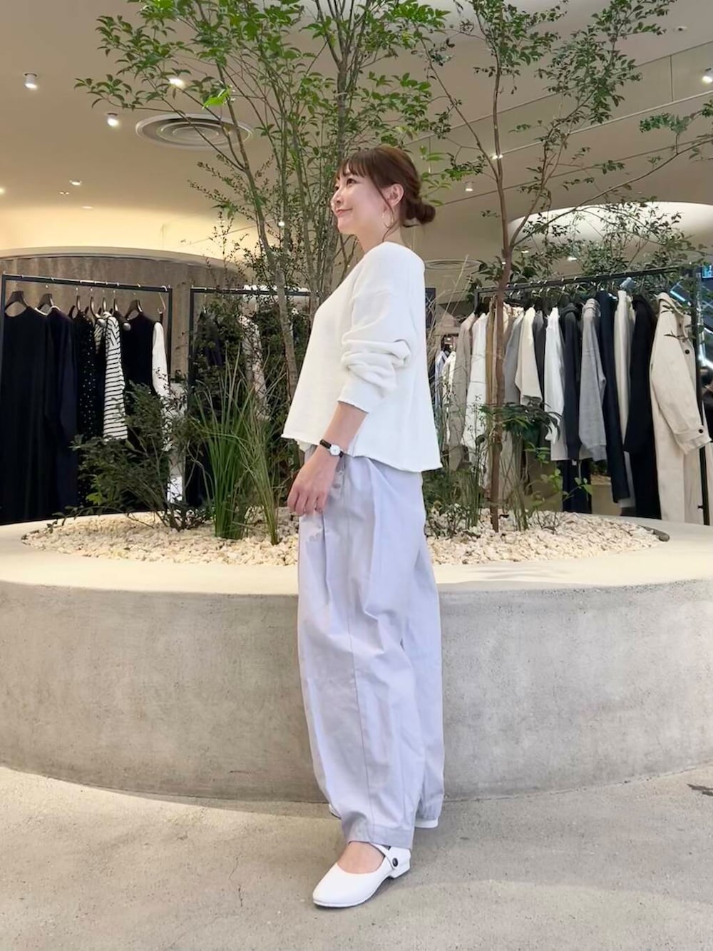 ホワイト系のタンクトップ、ホワイト系のニット/セーター、パープル系のその他パンツを着用したレディースの春コーディネートの4枚目の写真