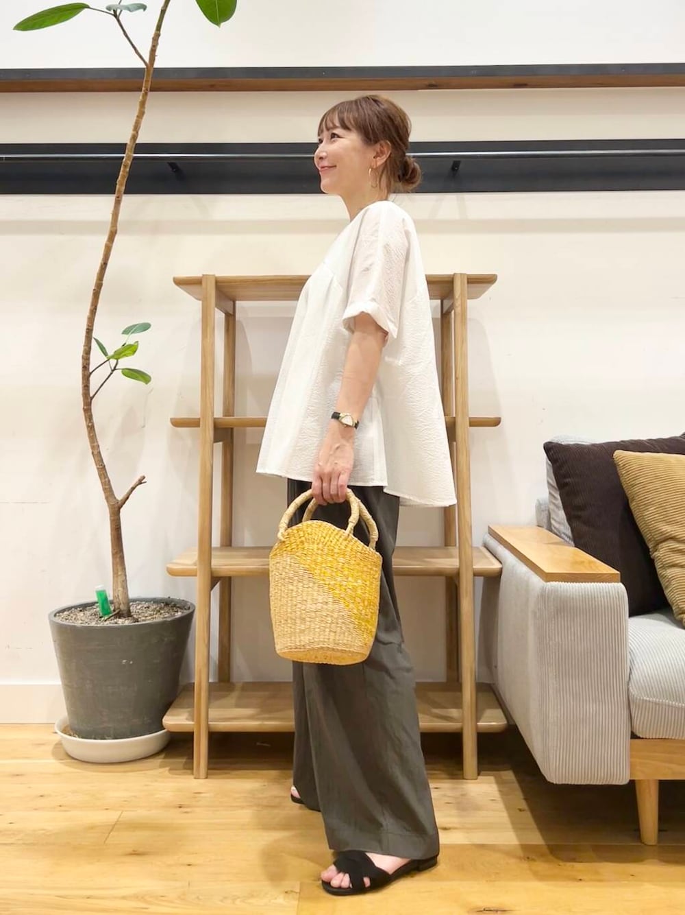 「doors、低身長コーデ、40代、骨格ストレート、ストレート×イエベ春、ストレート×イエベ、万能ブラウスコーデ、イージーパンツ×サンダル」|「URBAN RESEARCH DOORSの『一部WEB限定カラー』セパレートフラットサンダル(サンダル、ブラック系)」を使った、+++ゆき+++さん(レディース・151cm)の夏コーディネートの2枚目の写真