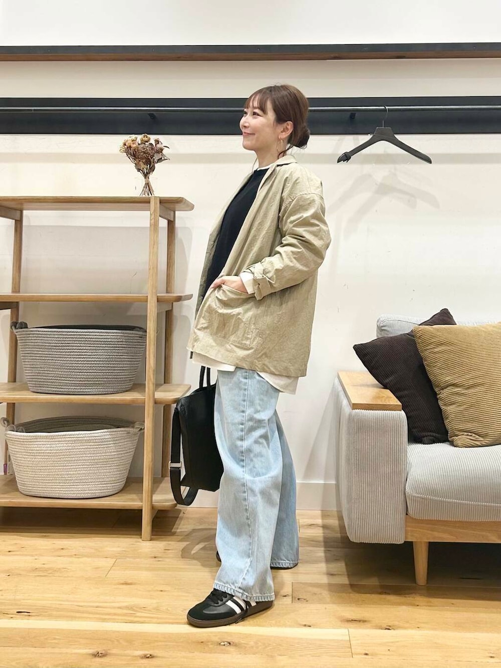 「doors、低身長コーデ、40代、骨格ストレート、イエベ春、ストレート×イエベ春、ストレート×イエベ、私の推しデニムスタイル、春色ニットコーデ」｜「RODE SKOのタッセル軽量2WAYシンプルトートバッグ（トートバッグ、ブラック系）」を使った、+++ゆき+++さん（レディース・151cm）の春コーディネートの2枚目の写真