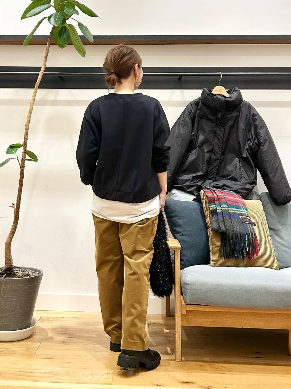 ブラック系のブーツ、グリーン系のその他パンツ、ブラック系のダウンジャケット/コートを着用したレディースの冬コーディネートの10枚目の写真