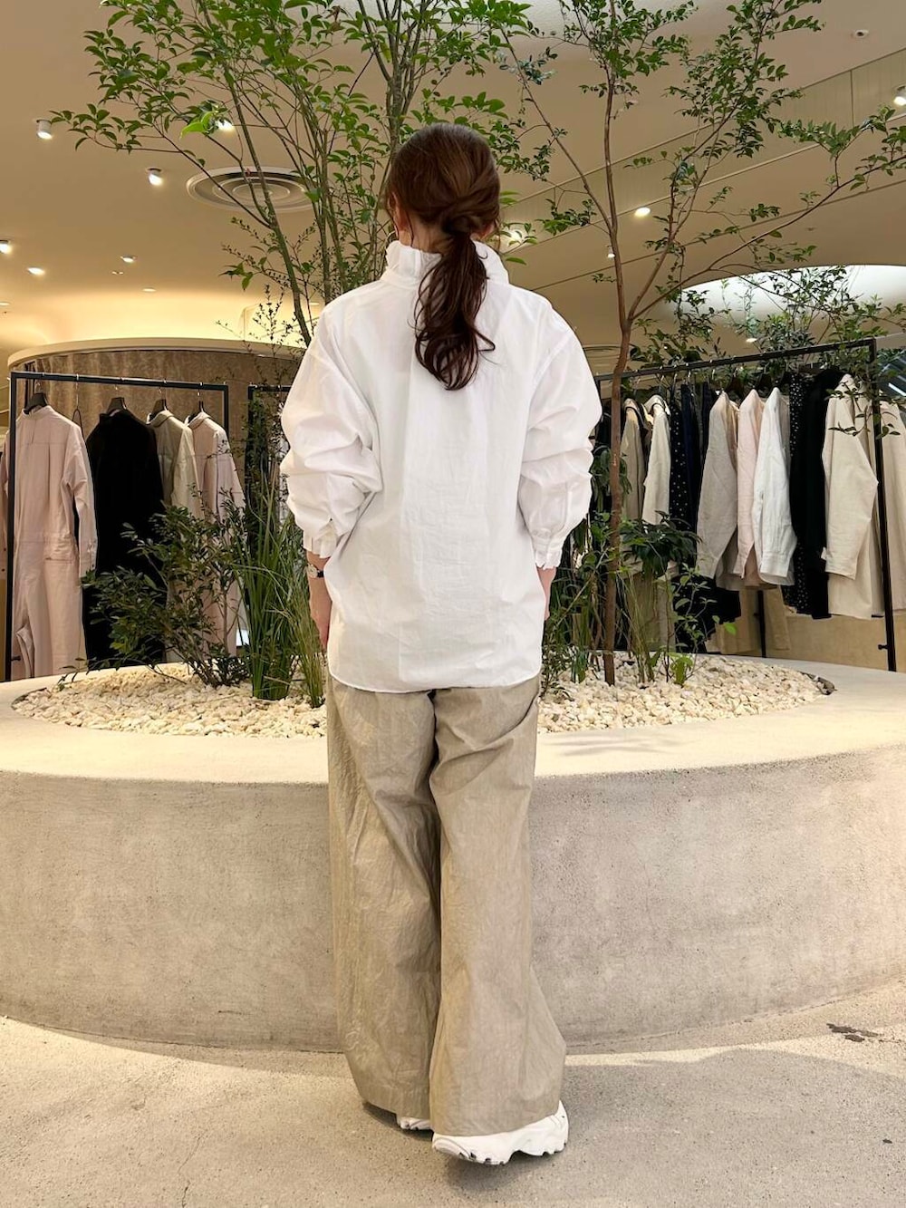 「doors、低身長コーデ、40代、骨格ストレート、イエベ春、ストレート×イエベ春、ストレート×イエベ、シャツが主役の春コーデ」｜「NIKEのNIKE　TC7900（スニーカー、ホワイト系）」を使った、+++ゆき+++さん（レディース・151cm）の春コーディネートの5枚目の写真