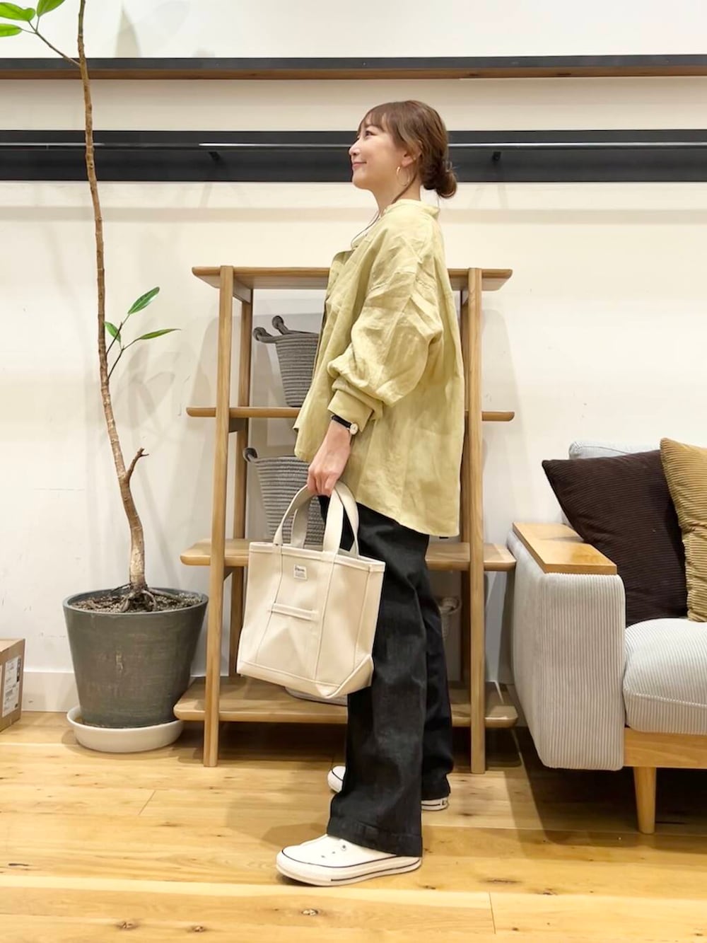 「doors、低身長コーデ、40代、骨格ストレート、イエベ春、ストレート×イエベ春、ストレート×イエベ、新作スニーカーコーデ、シャツが主役の春コーデ」｜「URBAN RESEARCH DOORSのリネンカーブスリーブブラウス（シャツ/ブラウス、イエロー系）」を使った、+++ゆき+++さん（レディース・151cm）の春コーディネートの5枚目の写真