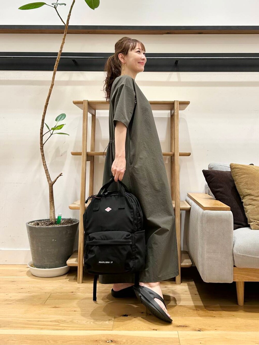 「doors、低身長コーデ、サンダルコーデ、40代、骨格ストレート、イエベ春、ストレート×イエベ春、ストレート×イエベ」｜「OOFOSのOOFOS　Ooriginal（サンダル、ブラック系）」を使った、+++ゆき+++さん（レディース・151cm）の春コーディネートの4枚目の写真