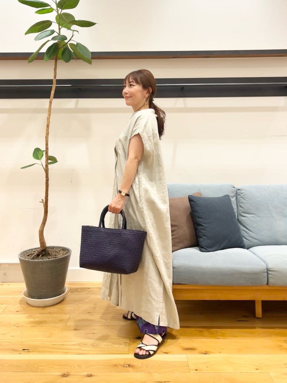 「かぐれのリネンノースリーブワイドシャツワンピース（ワンピース、グレー系）」を使った、+++ゆき+++さん（レディース・151cm）の夏コーディネートの2枚目の写真