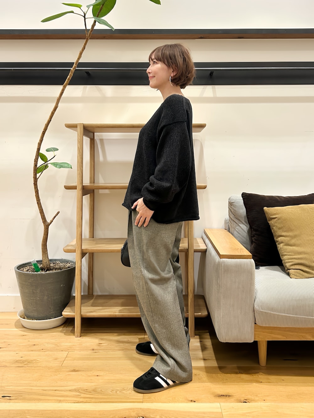 ブラック系のニット/セーター、ブラック系のショルダーバッグ、グレー系のその他パンツを着用したレディースの秋コーディネートの3枚目の写真