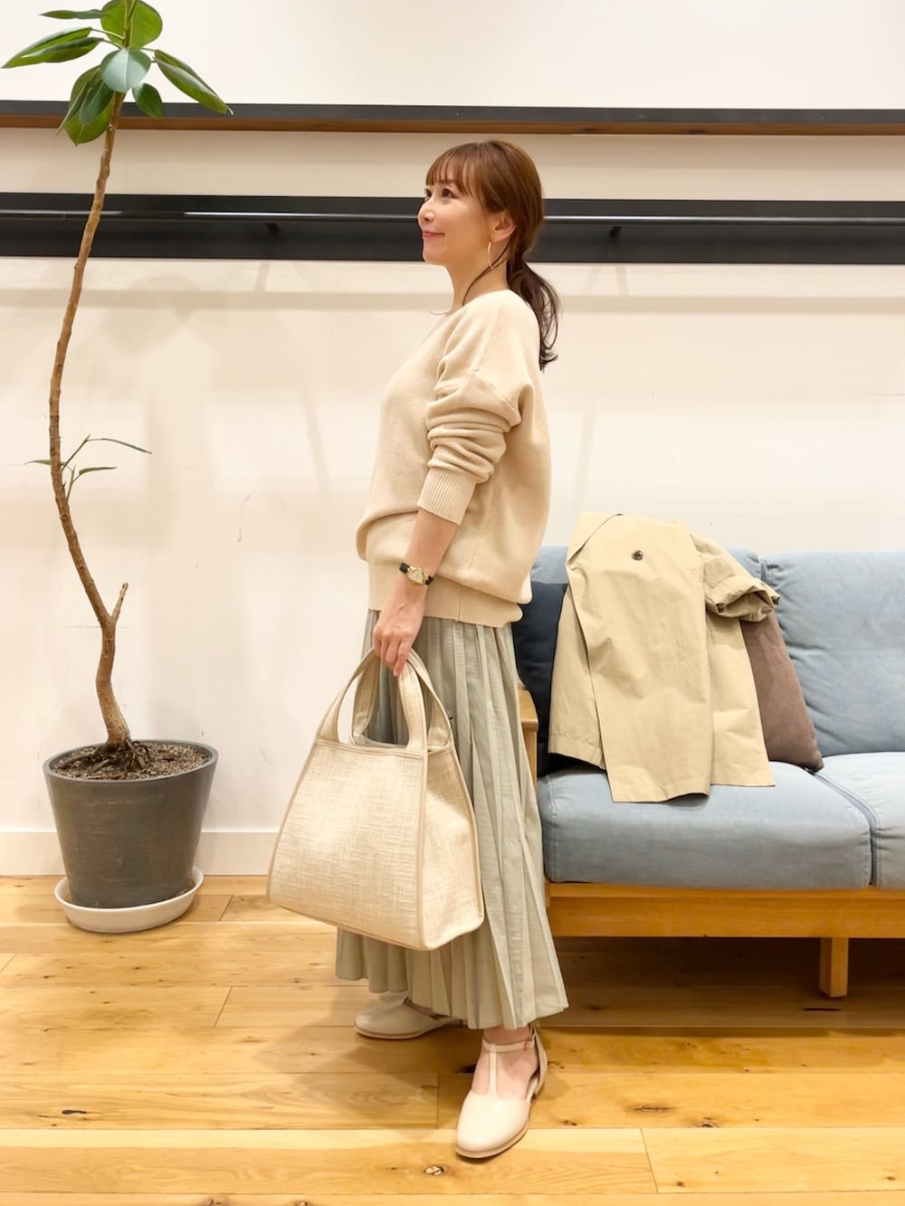 「デートコーデ、オトナカジュアル、低身長コーデ、春色、スカートスタイル」｜「URBAN RESEARCH DOORSのコットンボートネックガーターKNIT（ニット/セーター、ホワイト系）」を使った、+++ゆき+++さん（レディース・151cm）の春コーディネートの2枚目の写真
