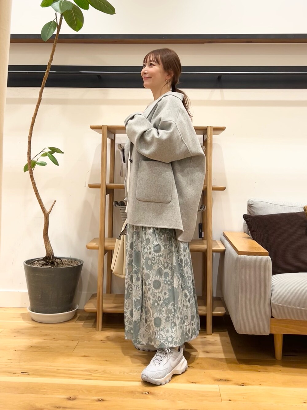 ベージュ系のスウェット、グリーン系のスカート、グレー系のトートバッグを着用したレディースの冬コーディネートの5枚目の写真