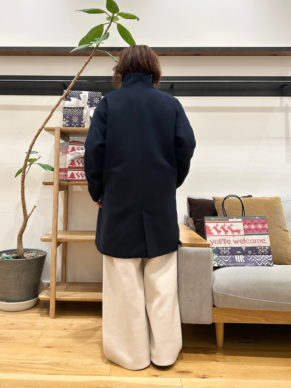 ブルー系のその他アウター、グリーン系のニット/セーター、ホワイト系のその他パンツを着用したレディースの冬コーディネートの4枚目の写真