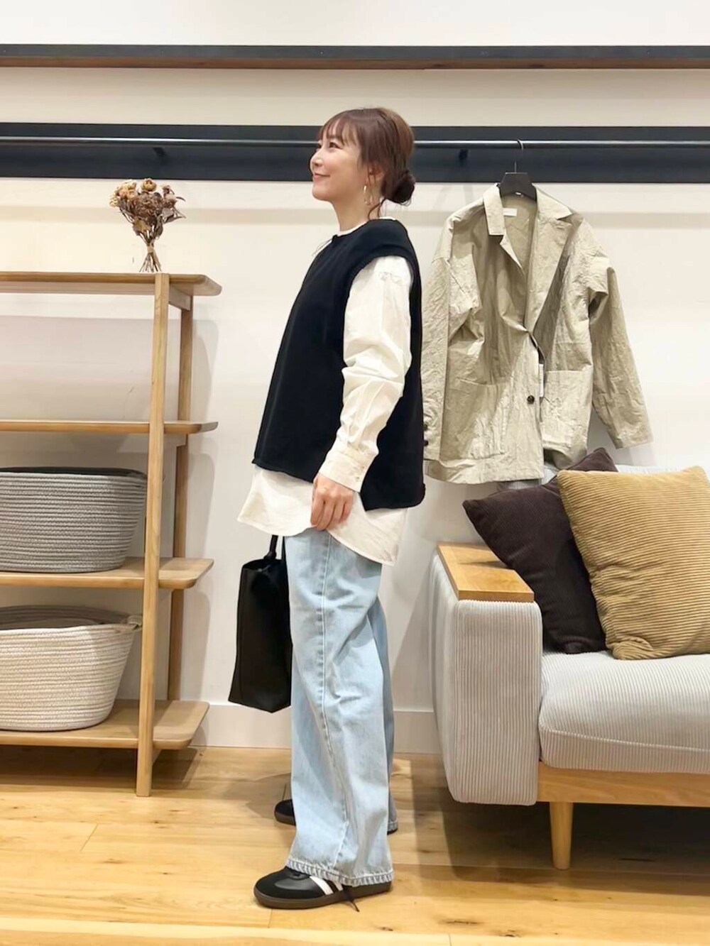 「doors、低身長コーデ、40代、骨格ストレート、イエベ春、ストレート×イエベ春、ストレート×イエベ、私の推しデニムスタイル、春色ニットコーデ」｜「RODE SKOのタッセル軽量2WAYシンプルトートバッグ（トートバッグ、ブラック系）」を使った、+++ゆき+++さん（レディース・151cm）の春コーディネートの6枚目の写真