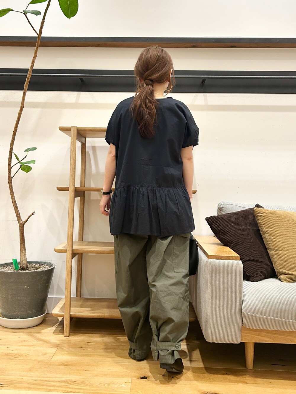 ブルー系のシャツ/ブラウス、グリーン系のその他パンツ、ブラック系のショルダーバッグを着用したレディースの夏コーディネートの4枚目の写真