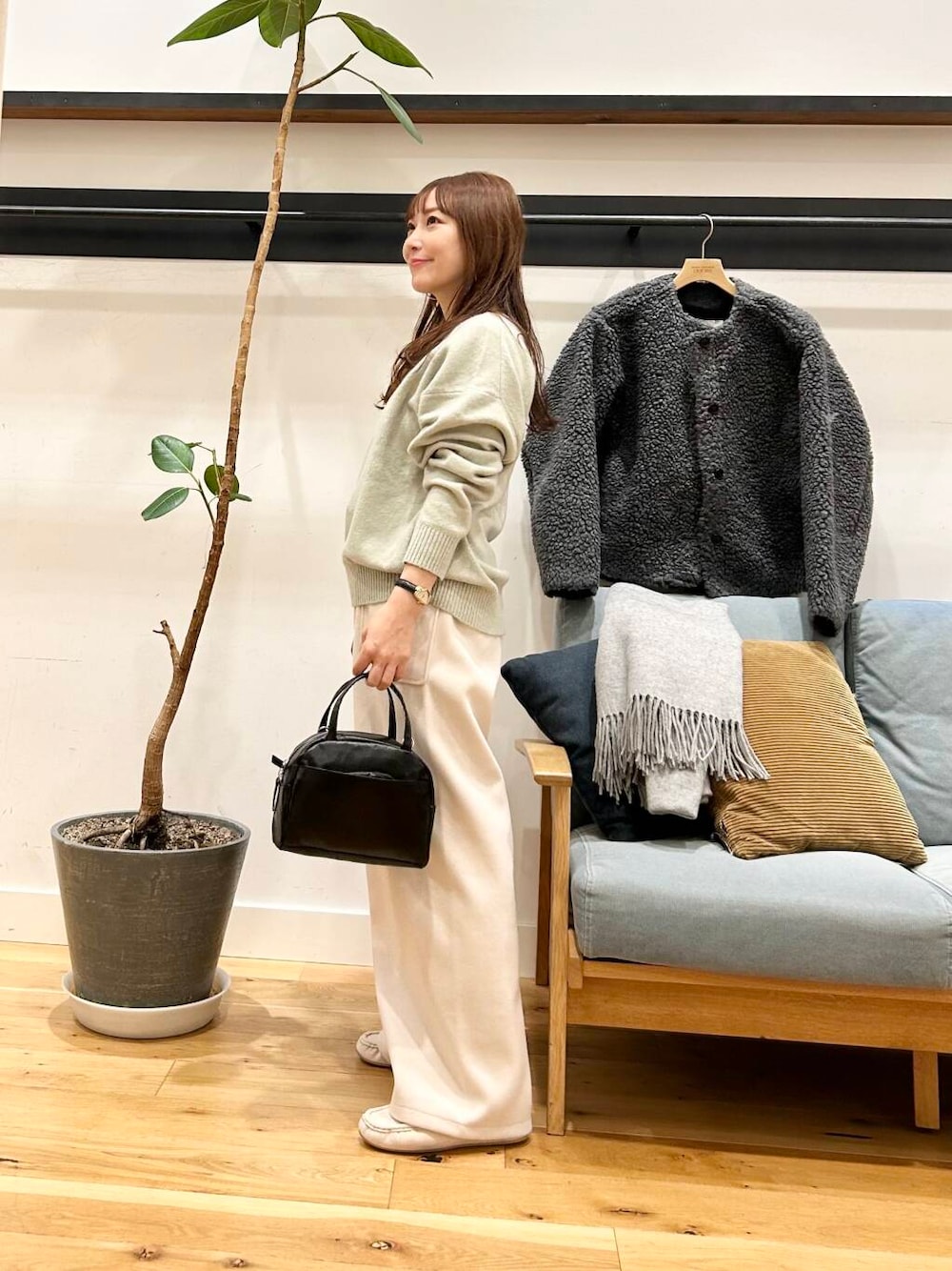 ブラック系のショルダーバッグ、グレー系のその他アウター、ホワイト系のその他パンツを着用したレディースの冬コーディネートの3枚目の写真