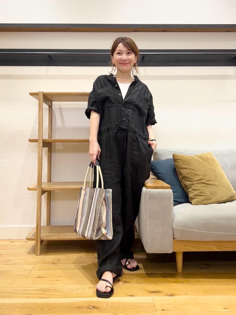 ブラック系のその他パンツ、ホワイト系のトートバッグ、ブラック系のサンダルを着用したレディースの夏コーディネートの5枚目の写真