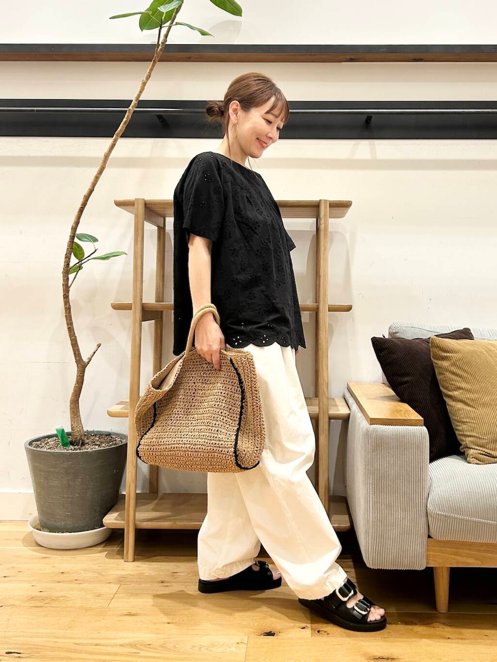 「低身長コーデ、40代、骨格ストレート、イエベ春、ストレート×イエベ春、ストレート×イエベ、一枚で決まるtシャツ、カジュアル派のtシャツコーデ、洒落見えイージーパンツ×サンダル、私が選ぶセールアイテム25ss」｜「URBAN RESEARCH DOORSのペーパートートバッグ（トートバッグ、ベージュ系）」を使った、+++ゆき+++さん（レディース・151cm）の夏コーディネートの2枚目の写真