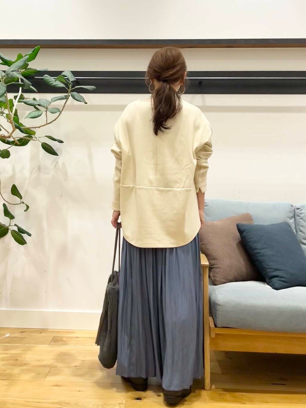 グレー系のブーツ、ブルー系のスカート、ホワイト系のTシャツ/カットソーを着用したレディースの秋コーディネートの4枚目の写真