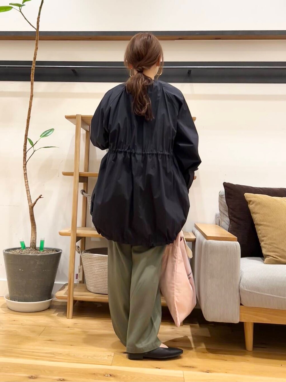 「doors、低身長コーデ、40代、骨格ストレート、イエベ春、ストレート×イエベ春、ストレート×イエベ、シャツが主役の春コーデ」|「RODE SKOの『MADE IN JAPAN』スクエアトゥメリージェーンシューズ(バレエシューズ、ブラック系)」を使った、+++ゆき+++さん(レディース・151cm)の春コーディネートの7枚目の写真