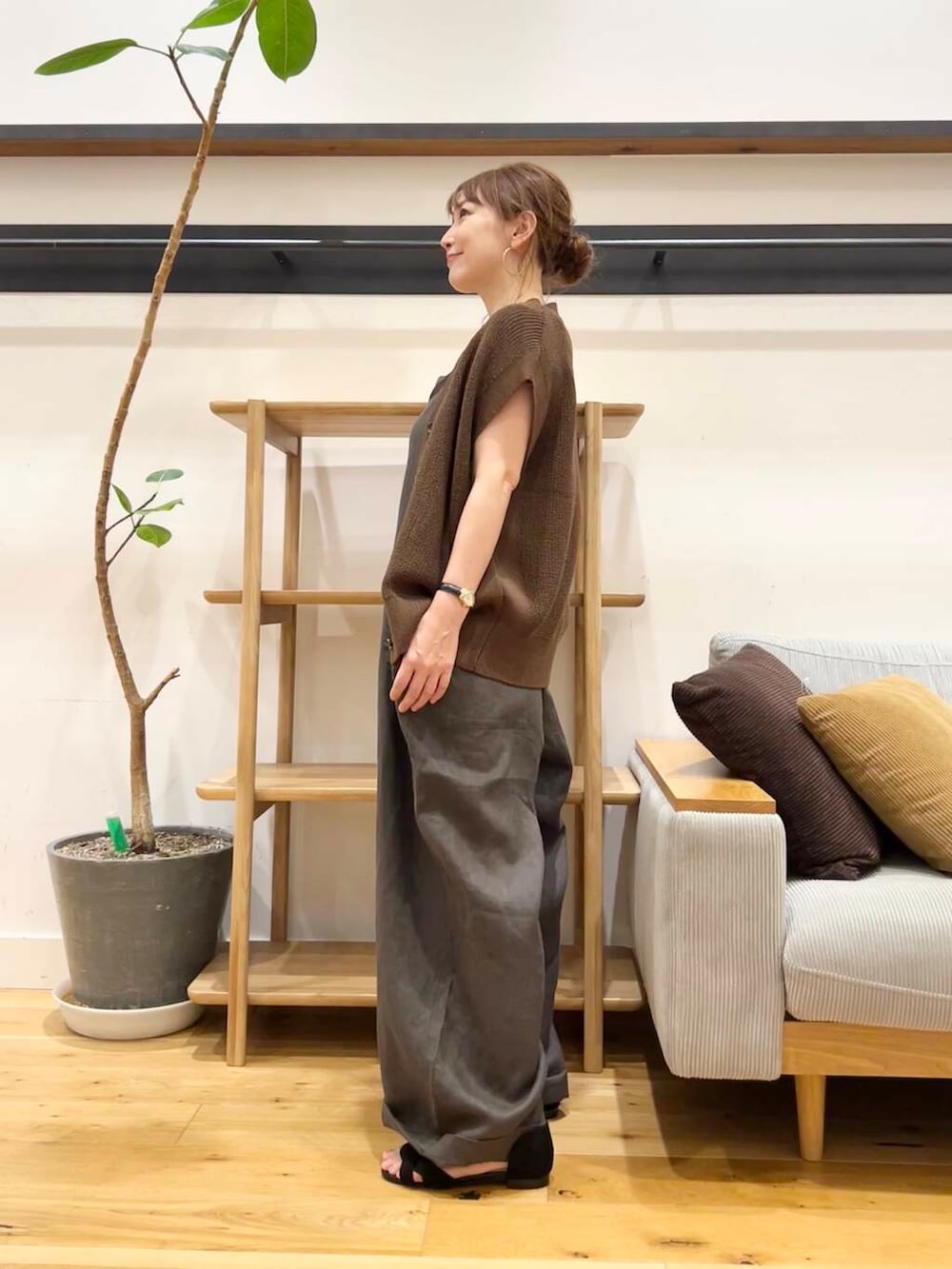 「doors、低身長コーデ、40代、骨格ストレート、イエベ春、ストレート×イエベ春、ストレート×イエベ、リネン着こなし術、洒落見えイージーパンツ×サンダル」|「URBAN RESEARCH DOORSの『一部WEB限定カラー』セパレートフラットサンダル(サンダル、ブラック系)」を使った、+++ゆき+++さん(レディース・151cm)の夏コーディネートの2枚目の写真