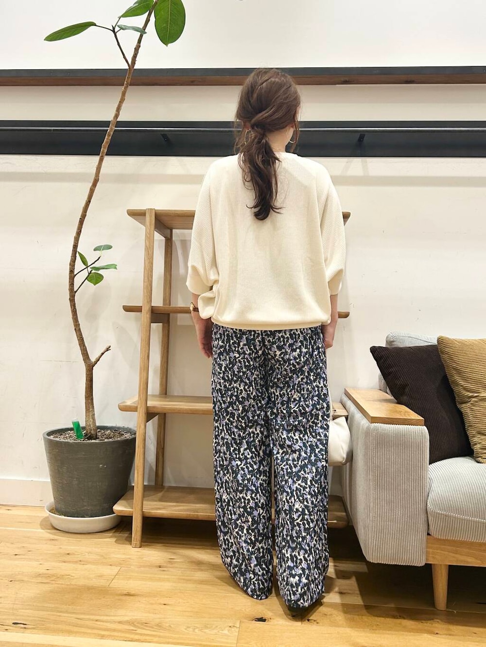 「doors、低身長コーデ、40代、骨格ストレート、イエベ春、ストレート×イエベ春、今から使える秋の先取りコーデ、ストレート×イエベ」｜「URBAN RESEARCH DOORSの2WAY巾着ショルダーバッグ（ショルダーバッグ、ホワイト系）」を使った、+++ゆき+++さん（レディース・151cm）の夏コーディネートの3枚目の写真