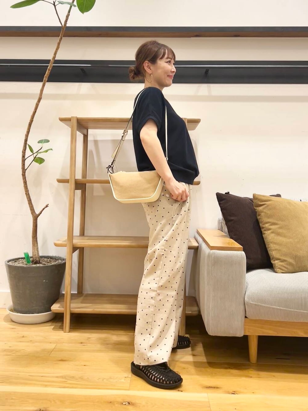 「doors、低身長コーデ、40代、骨格ストレート、イエベ春、ストレート×イエベ春、ストレート×イエベ、カジュアル派のtシャツコーデ、洒落見えイージーパンツ×サンダル、私が選ぶセールアイテム25ss」｜「MARCO BIANCHINIのMARCO BIANCHINI　キャンバスレザーバッグ（ショルダーバッグ、ホワイト系）」を使った、+++ゆき+++さん（レディース・151cm）の夏コーディネートの4枚目の写真