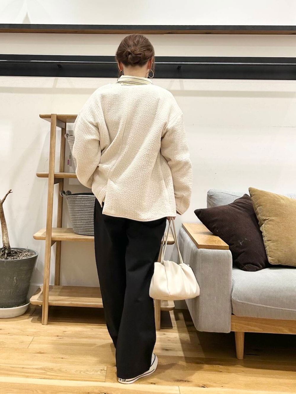 「doors、低身長コーデ、40代、骨格ストレート、イエベ春、ストレート×イエベ春、新作スニーカーコーデ」|「URBAN RESEARCH DOORSのキルトノーカラージャケット(ノーカラージャケット、ホワイト系)」を使った、+++ゆき+++さん(レディース・151cm)の冬コーディネートの5枚目の写真