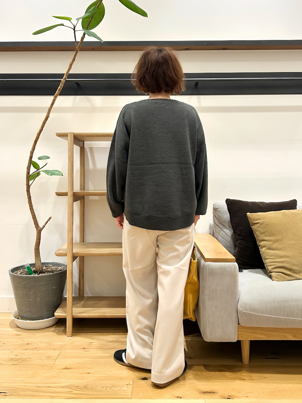 グレー系のニット/セーター、グレー系のその他パンツ、イエロー系のトートバッグを着用したレディースの秋コーディネートの3枚目の写真