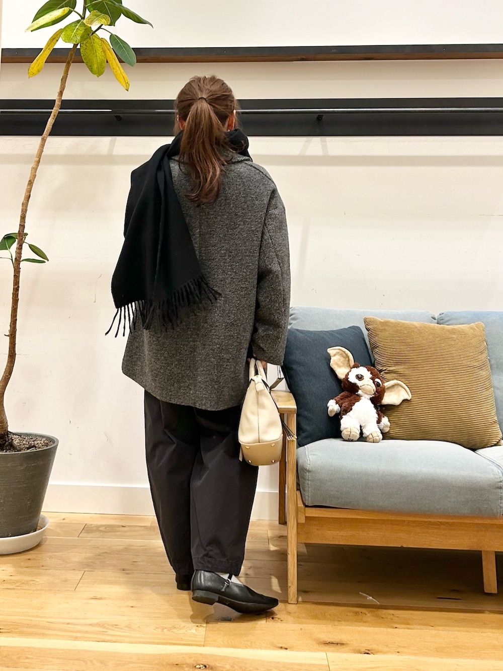 ブルー系のニット/セーター、ホワイト系のシャツ/ブラウス、グレー系のその他アウターを着用したレディースの冬コーディネートの5枚目の写真