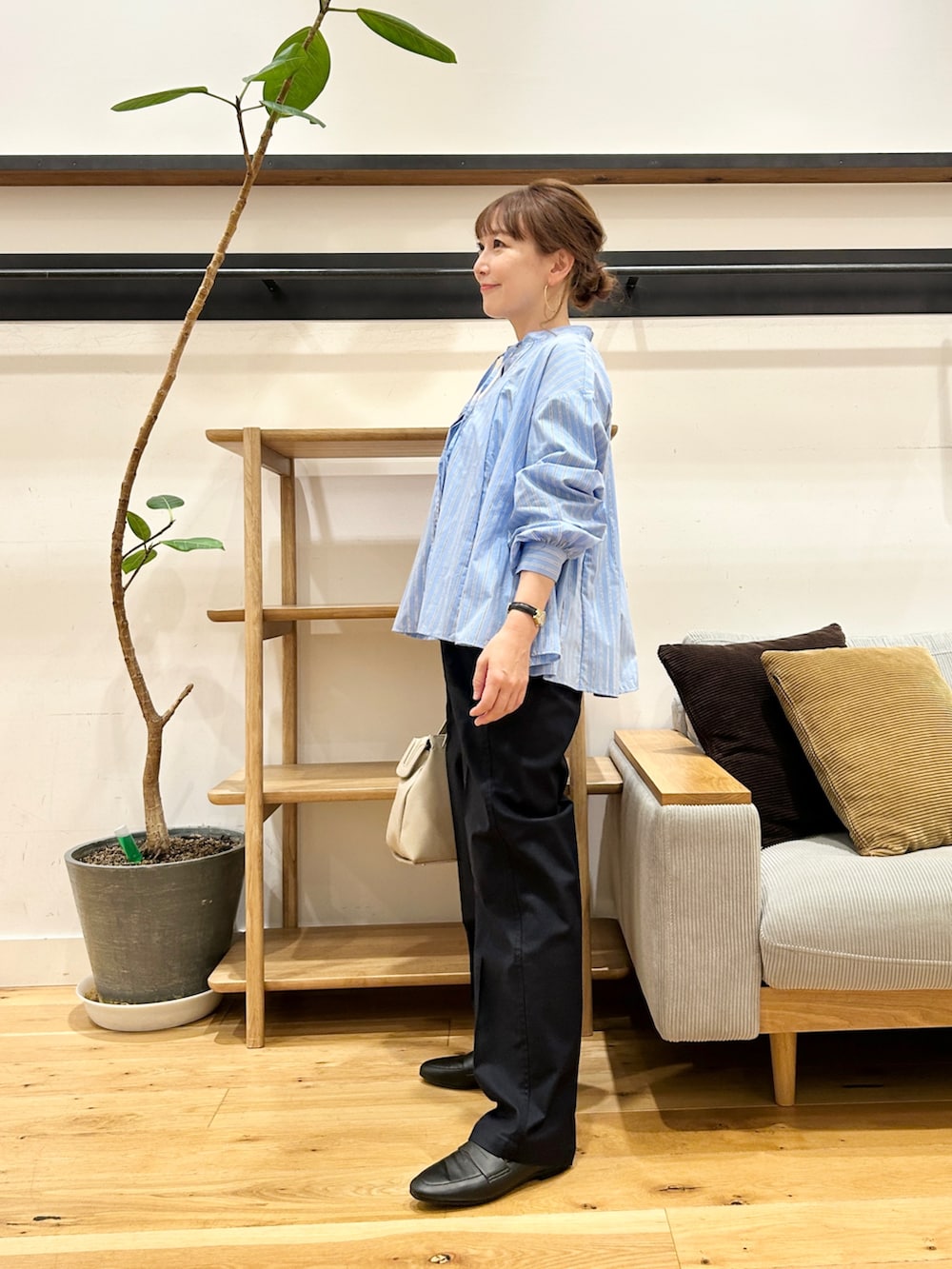 「初秋のパンツスタイル、大人コーデ、今から使える秋の先取りコーデ、オトナカジュアル、イエベ、イエベ春、骨格ストレート」｜「URBAN RESEARCH DOORSのストライプリボンフレアブラウス（シャツ/ブラウス、ブルー系）」を使った、+++ゆき+++さん（骨格ストレート・レディース・151cm）の秋コーディネートの2枚目の写真
