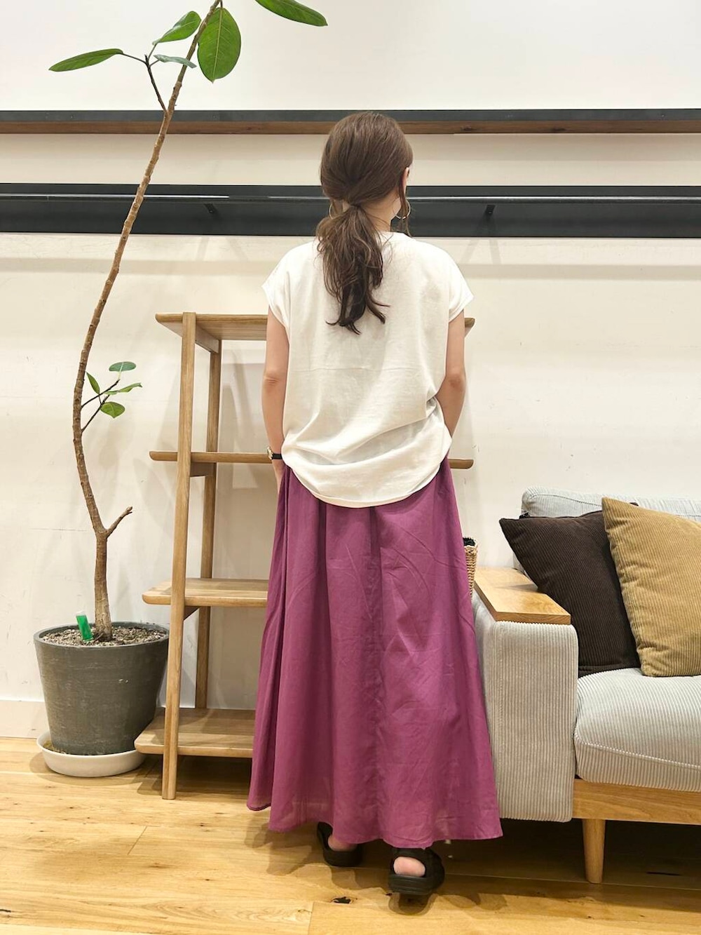 「doors、低身長コーデ、40代、骨格ストレート、イエベ春、ストレート×イエベ春、ストレート×イエベ、一枚で決まるtシャツ、カジュアル派のtシャツコーデ、私が選ぶセールアイテム25ss」｜「RODE SKOのナチュラルカゴバッグ（ハンドバッグ、ベージュ系）」を使った、+++ゆき+++さん（レディース・151cm）の夏コーディネートの4枚目の写真
