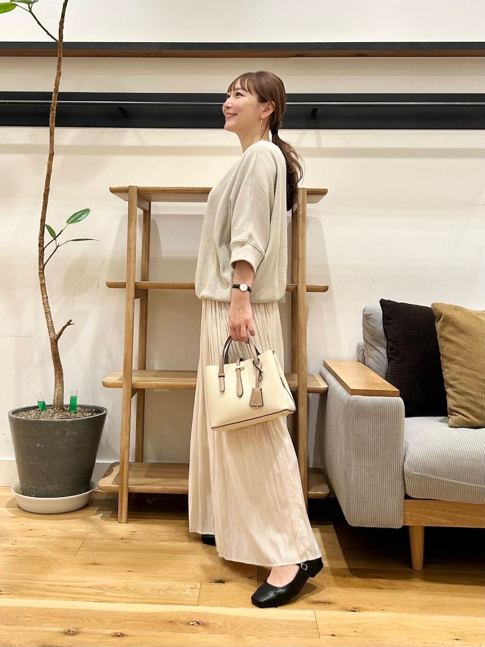 「doors、低身長コーデ、40代、春カラーコーデ、骨格ストレート、イエベ春、ストレート×イエベ春、ストレート×イエベ」｜「RODE SKOの『ドラマ着用商品』チャーム付ミドルバッグ『Msize』（トートバッグ、ホワイト系）」を使った、+++ゆき+++さん（レディース・151cm）の春コーディネートの2枚目の写真