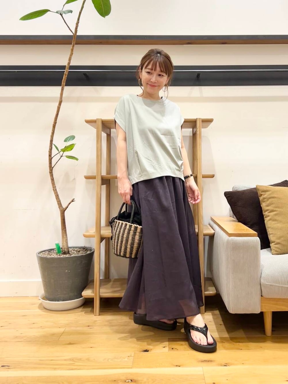 「doors、低身長コーデ、40代、骨格ストレート、イエベ春、ストレート×イエベ春、ストレート×イエベ、一枚で決まるtシャツ」｜「URBAN RESEARCH DOORSの巾着カゴバッグ（ハンドバッグ、ブラック系）」を使った、+++ゆき+++さん（レディース・151cm）の夏コーディネートの4枚目の写真