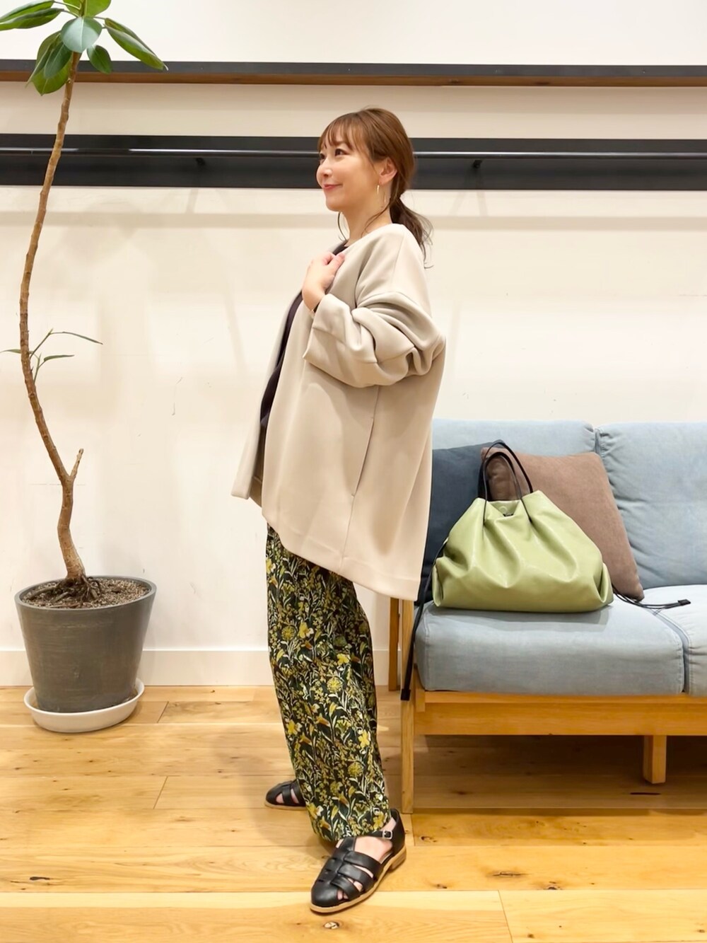 「カラーパンツ、オトナカジュアル、低身長、きれいめカジュアル」|「URBAN RESEARCH DOORSのコットンボートネックガーターKNIT(ニット/セーター、グレー系)」を使った、+++ゆき+++さん(レディース・151cm)の春コーディネートの6枚目の写真