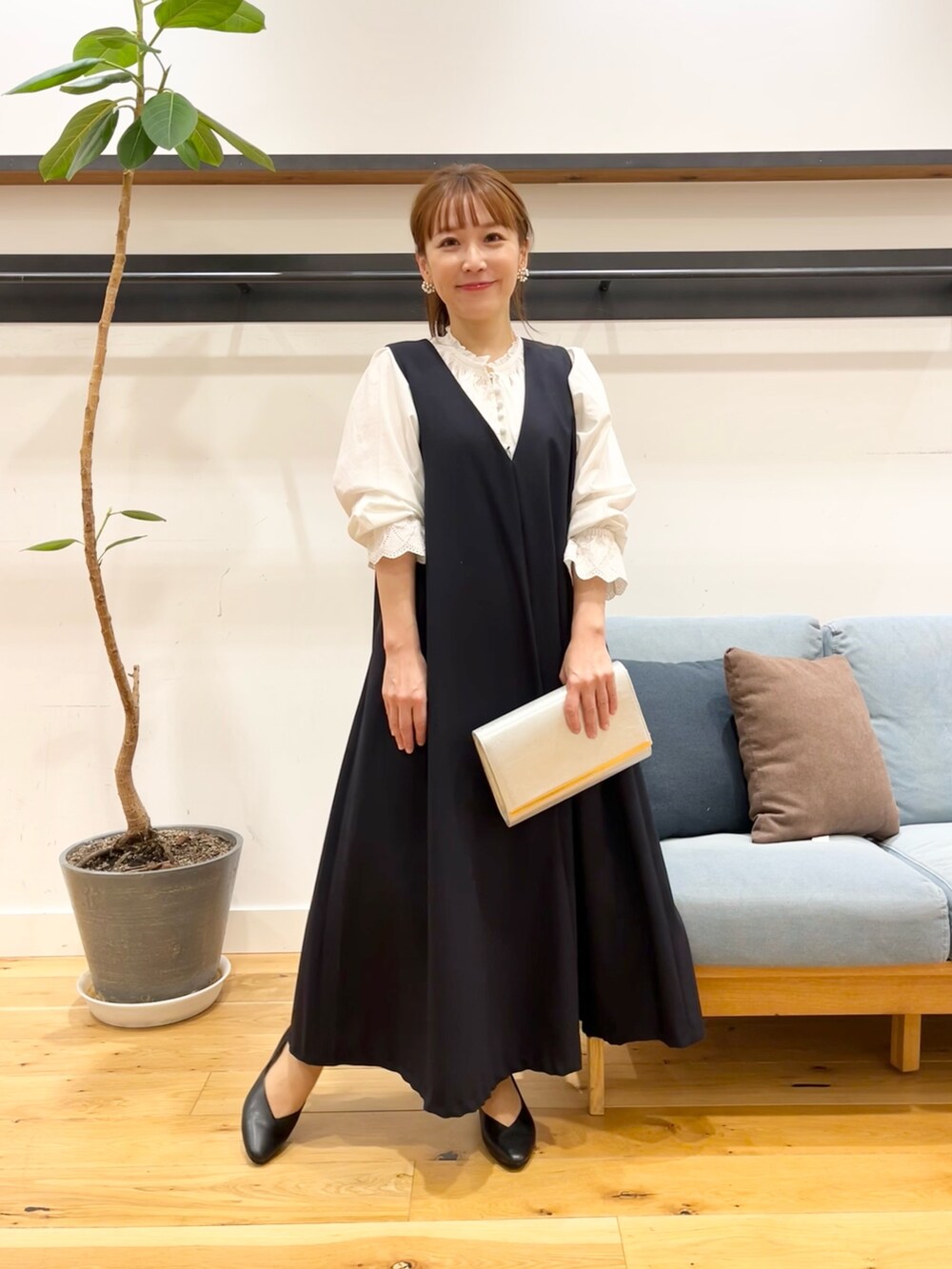 ホワイト系のシャツ/ブラウス、ブルー系のワンピース、シルバー系のクラッチバッグを着用したレディースの冬コーディネートの5枚目の写真