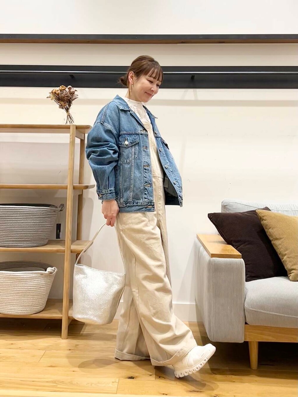「doors、低身長コーデ、40代、骨格ストレート、イエベ春、ストレート×イエベ春、ストレート×イエベ、私の推しデニムスタイル、新作スニーカーコーデ」｜「RODE SKOのメタリックバケットバッグ（ハンドバッグ、シルバー系）」を使った、+++ゆき+++さん（レディース・151cm）の冬コーディネートの6枚目の写真