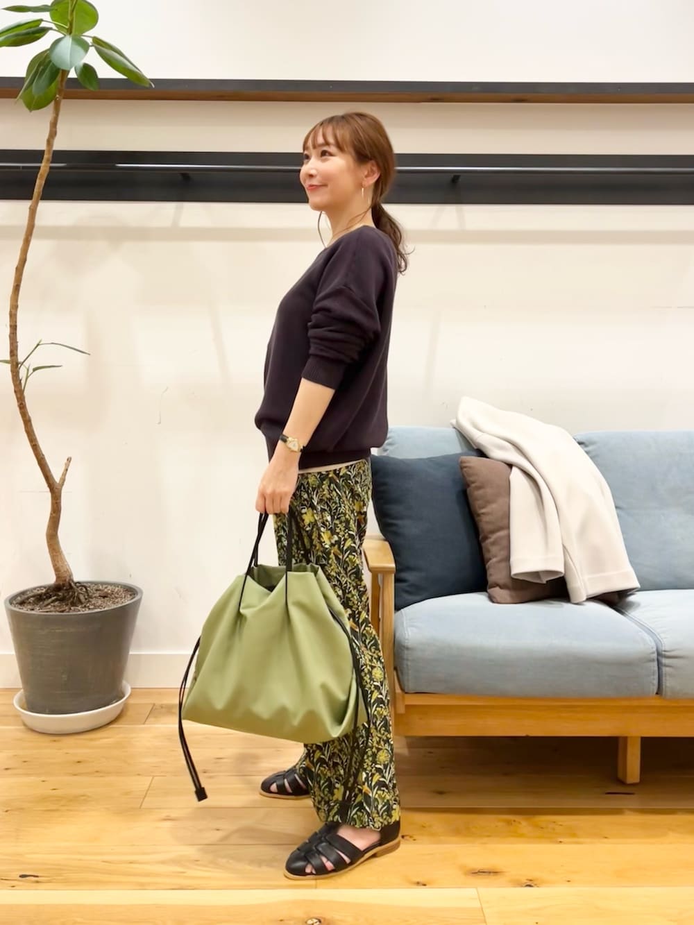 「カラーパンツ、オトナカジュアル、低身長、きれいめカジュアル」|「URBAN RESEARCH DOORSのコットンボートネックガーターKNIT(ニット/セーター、グレー系)」を使った、+++ゆき+++さん(レディース・151cm)の春コーディネートの2枚目の写真