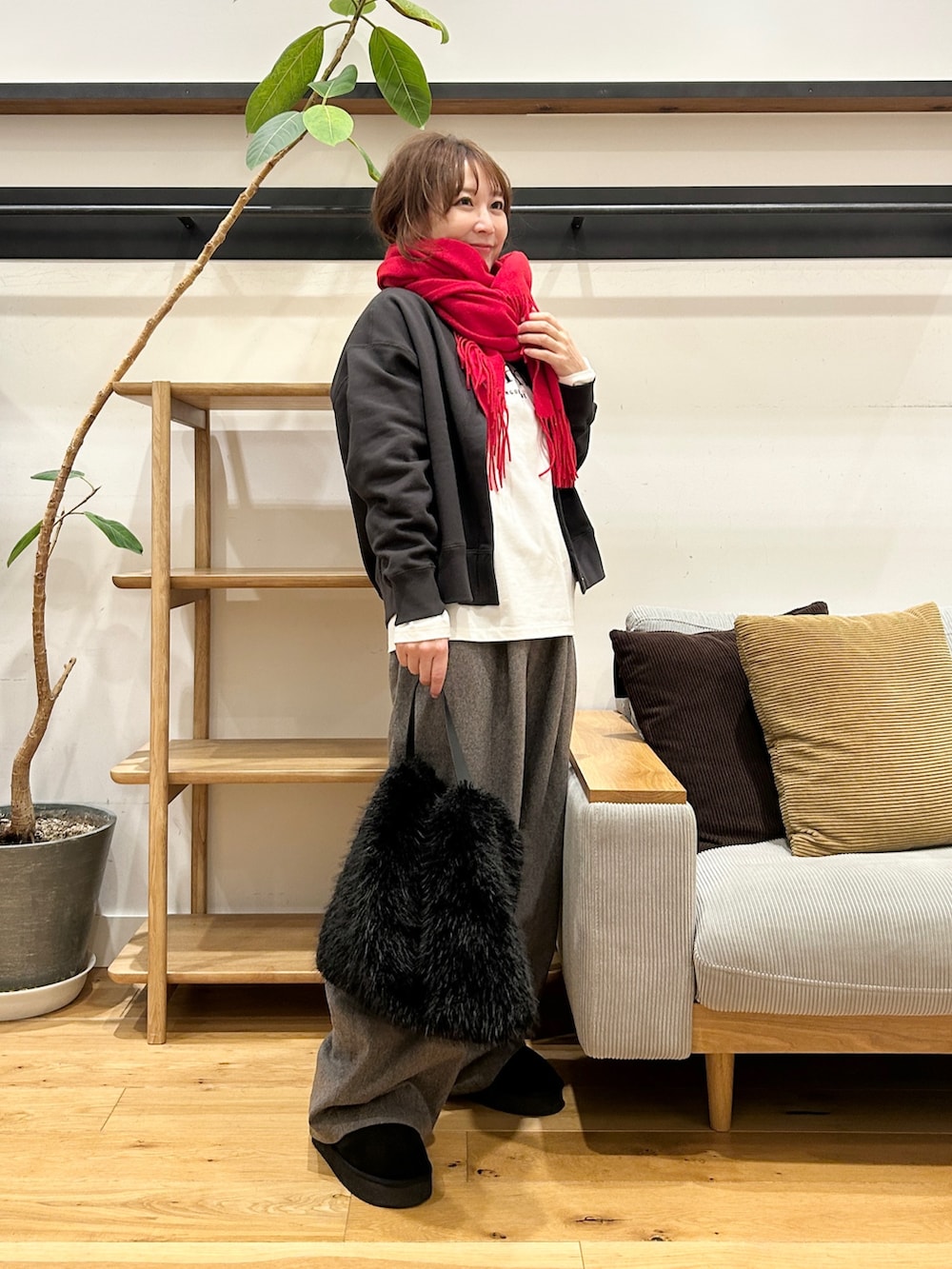 グレー系のカーディガン/ボレロ、ホワイト系のTシャツ/カットソー、グレー系のその他パンツを着用したレディースの冬コーディネートの5枚目の写真