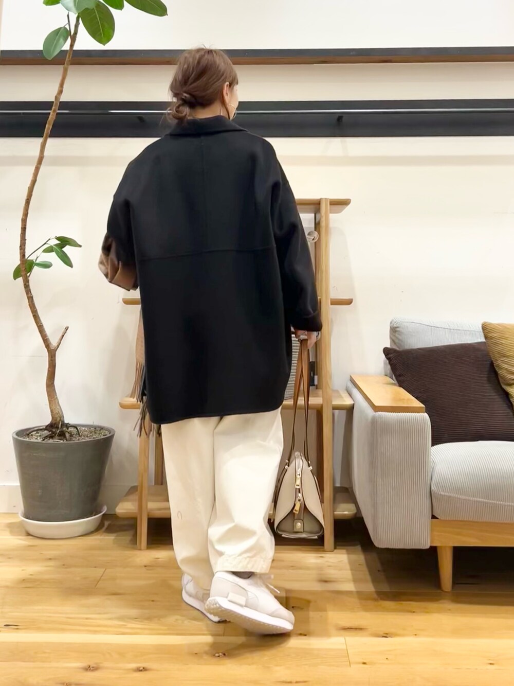 ベージュ系のニット/セーター、ホワイト系のその他パンツ、ブラック系のボストンバッグを着用したレディースの冬コーディネートの7枚目の写真