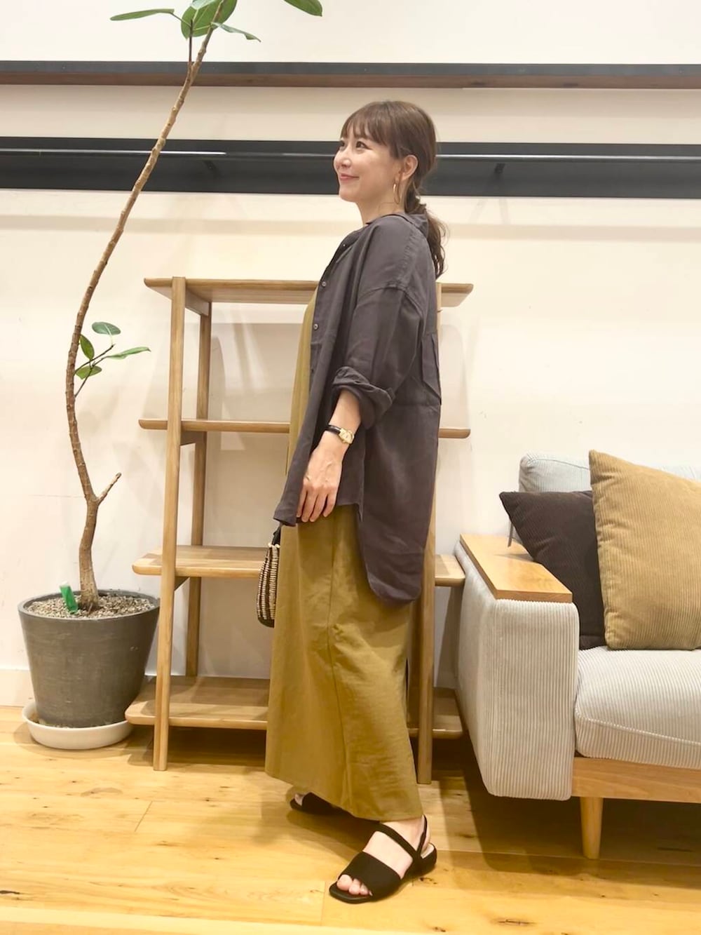 「doors、低身長コーデ、40代、骨格ストレート、イエベ春、ストレート×イエベ、ワンピース×低身長」|「URBAN RESEARCH DOORSの巾着カゴバッグ(ハンドバッグ、ブラック系)」を使った、+++ゆき+++さん(レディース・151cm)の夏コーディネートの2枚目の写真
