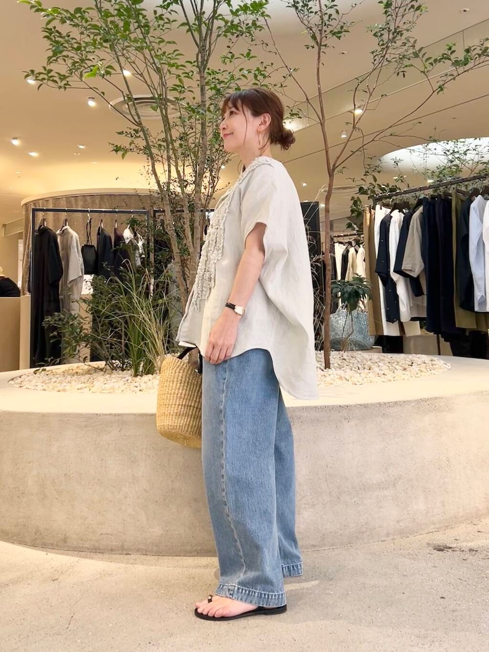 「doors、低身長コーデ、40代、骨格ストレート、イエベ春、ストレート×イエベ春、ストレート×イエベ、万能ブラウスコーデ」｜「かぐれのフェードデニムイージーパンツ（デニムパンツ、ブルー系）」を使った、+++ゆき+++さん（レディース・151cm）の夏コーディネートの2枚目の写真